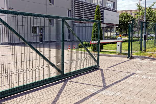 Essential Features of Commercial Fencing Solutions